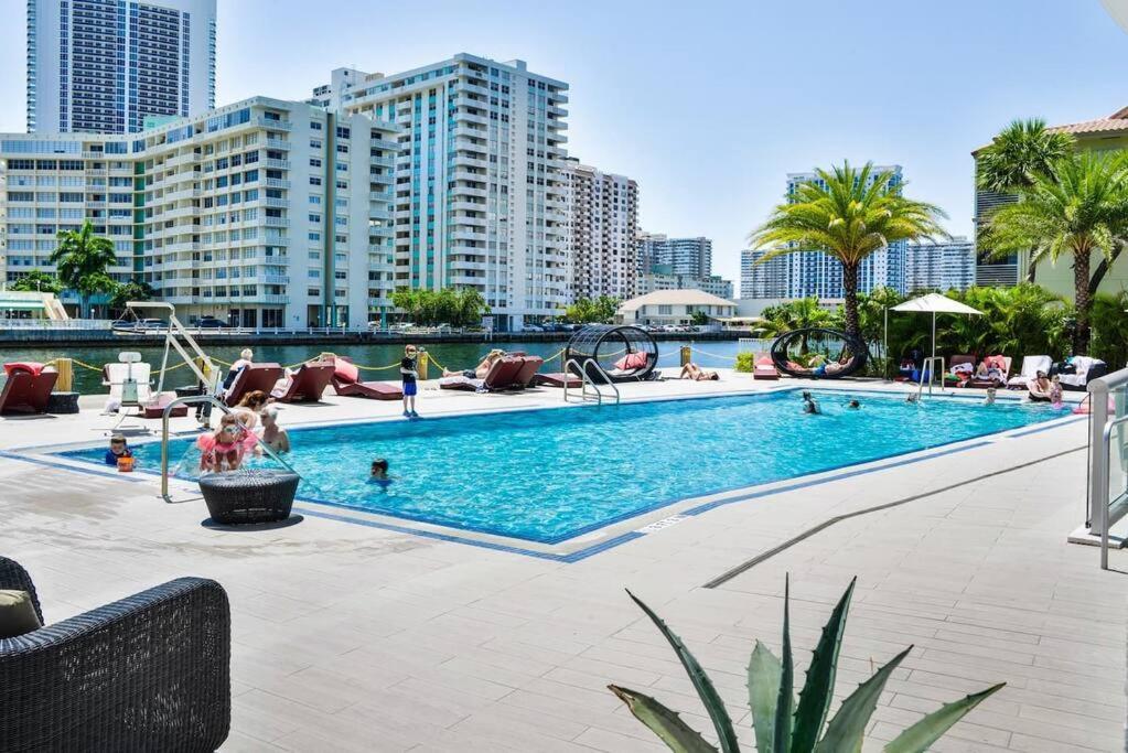 2Bd 2Ba Condo @Beachwalk Resort W/Pool Hallandale Beach Dış mekan fotoğraf